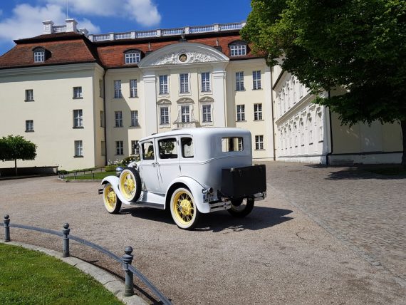 brautlimousine-vor-dem-schloss-köpenick-hochzeitsauto-mieten-berlin