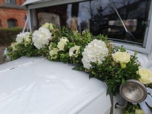 Brautlimousine geschmueckt mit einer Blumengirlande vor dem Standesamt Rathaus Schmargendorf
