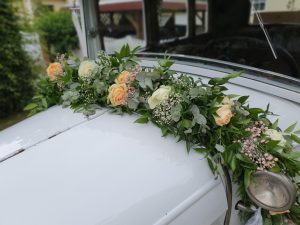 Brautlimousine mit der Blumengirlande