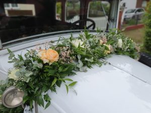 Brautlimousine mit der Blumengirlande von aussen