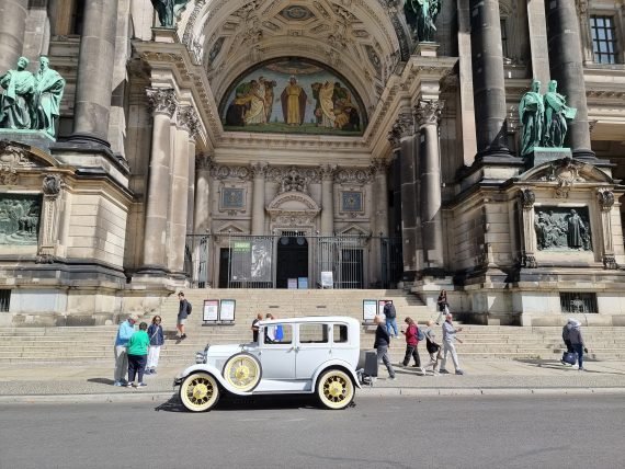 brautlimousine hochzeitsauto vor dem Berliner Dom