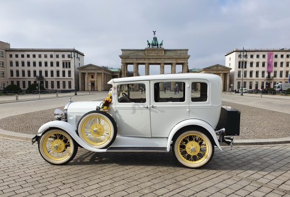 brautlimousine vor dem brandenburger tor berlin