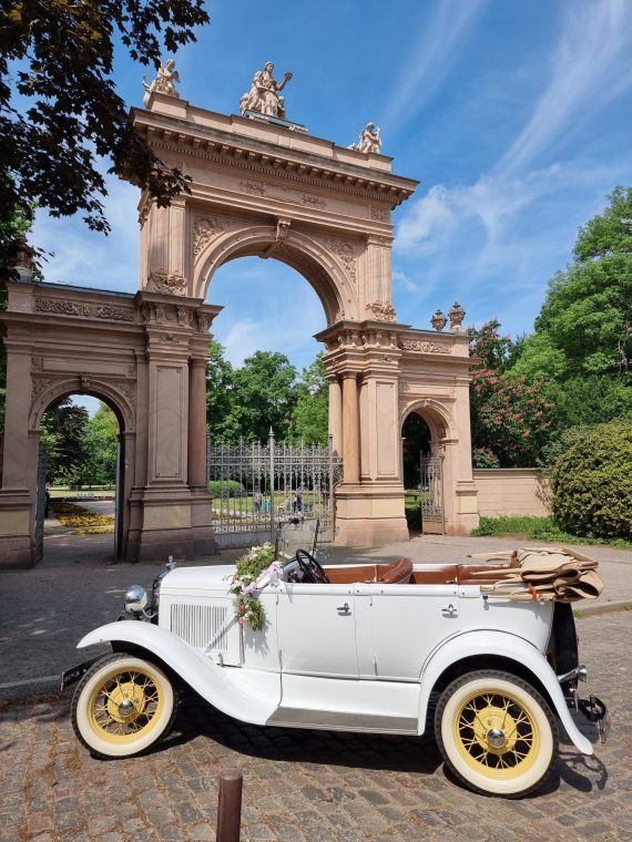 brautlimousine vor dem Bürgerpark Pankow