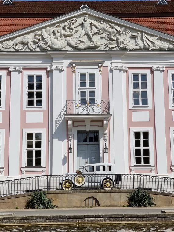 Brautlimousine vor dem Schloss Friedrichsfelde