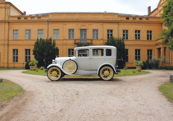 brautlimousine vor dem schloss ziethen ford model a oldtimer town sedan