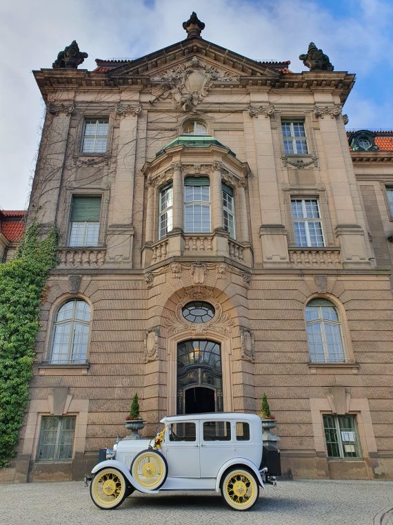 brautlimousine vor dem standesamt potsdam