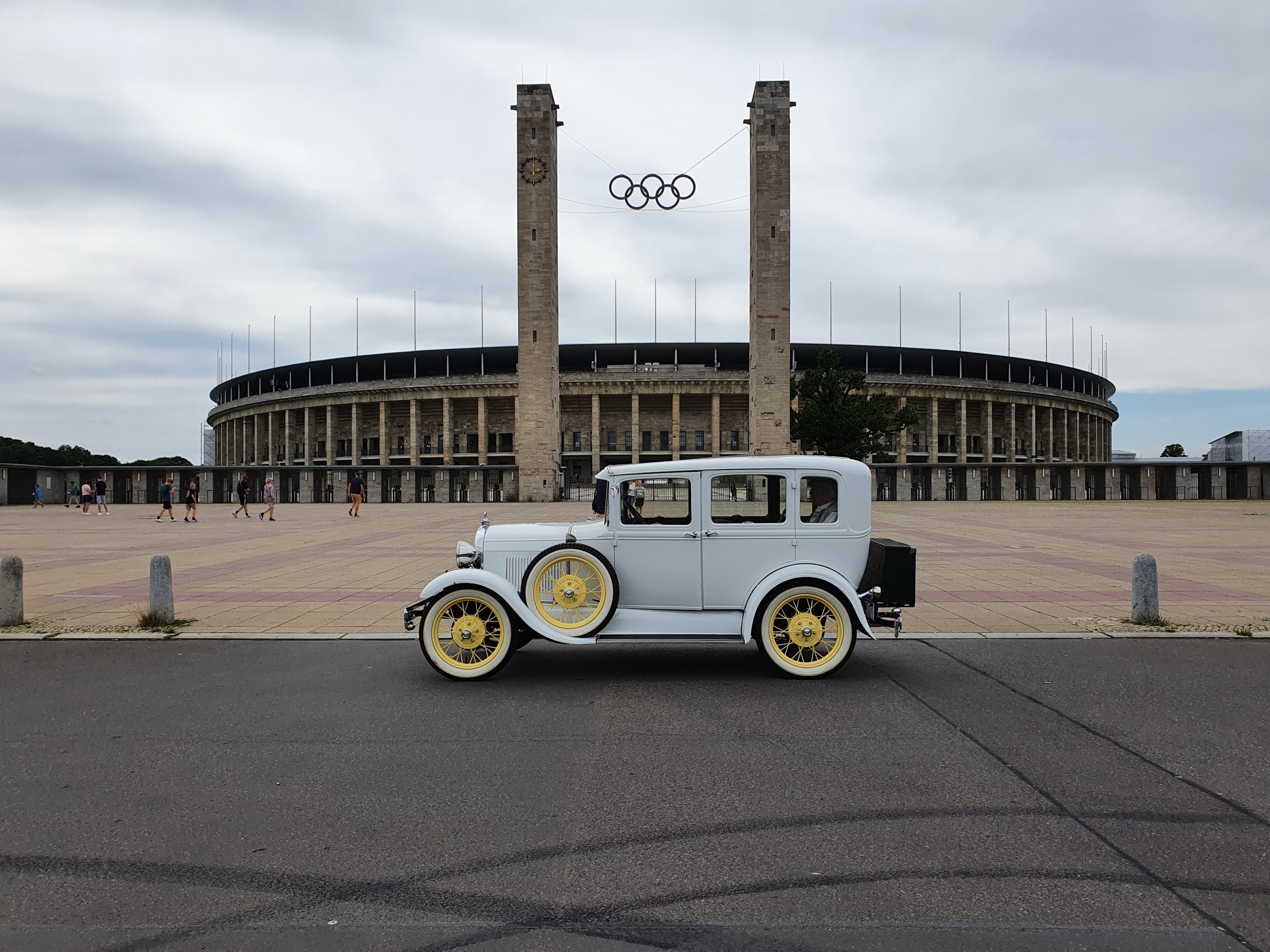 brautlimousine vor olympiastadion berlin
